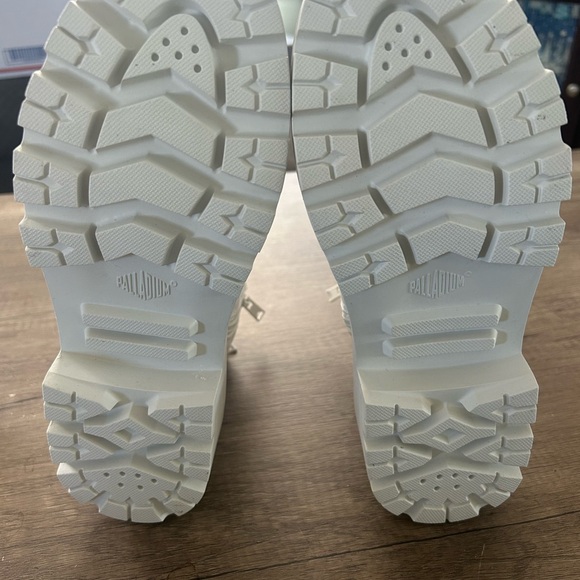 Palladium Women's white Sneaker boot 
Size 6 - Picture 3 of 4
